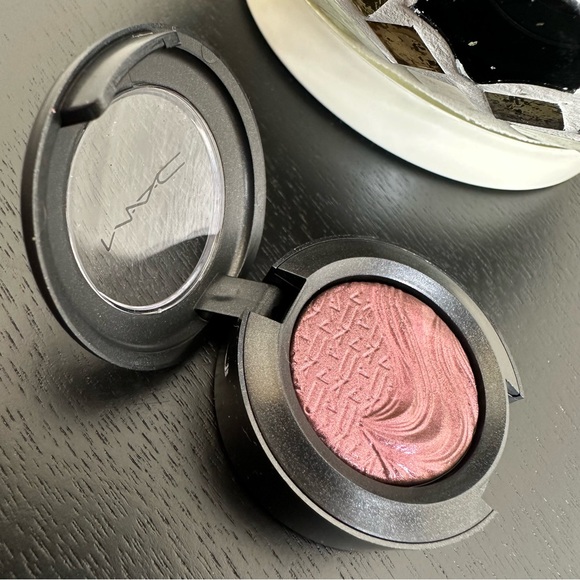 NWOT MAC RICH CORE Extra Dimension Eyeshadow - Picture 1 of 3
